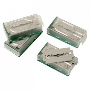 Box with 4 x 10 scarifying blades 43 x 20 mm